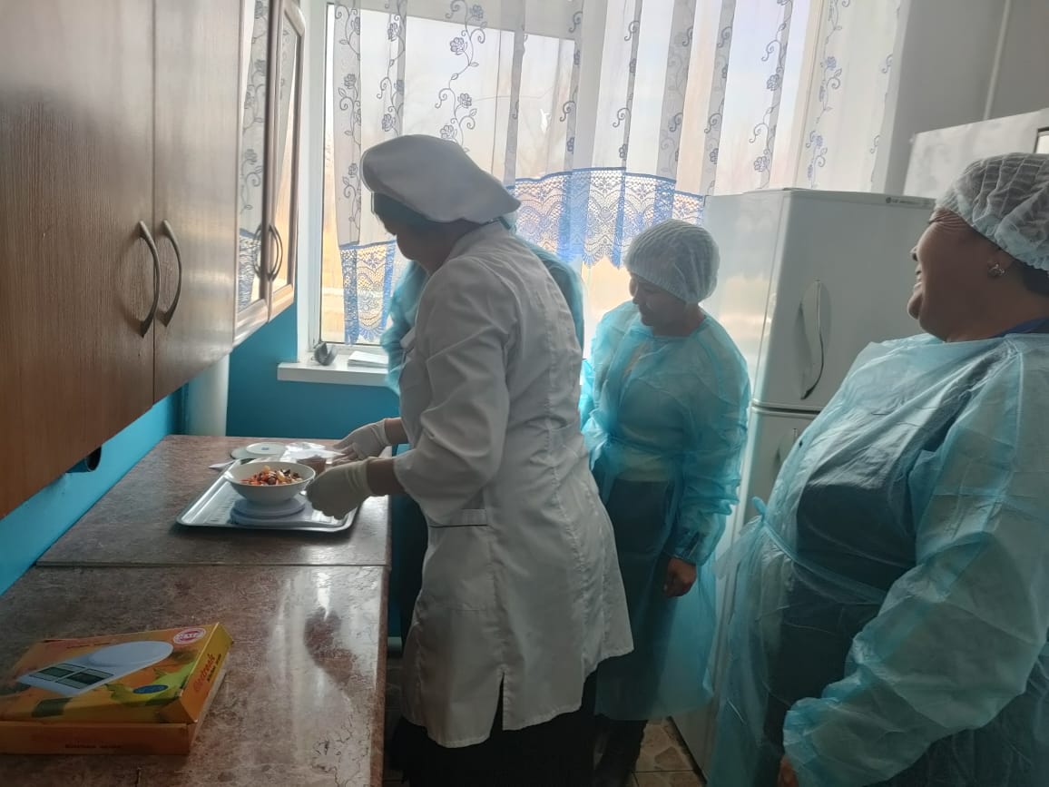 🔰 Тамақтың сапасын бақылау мақсатында "Жамбыл облысы әкімдігінің білім басқармасы Жуалы ауданының білім бөлімінің №21 Д.Пахомов атындағы  орта мектебі» отдела образования Илийского районанің комиссия мүшелерінің асхананы тексеру барысы